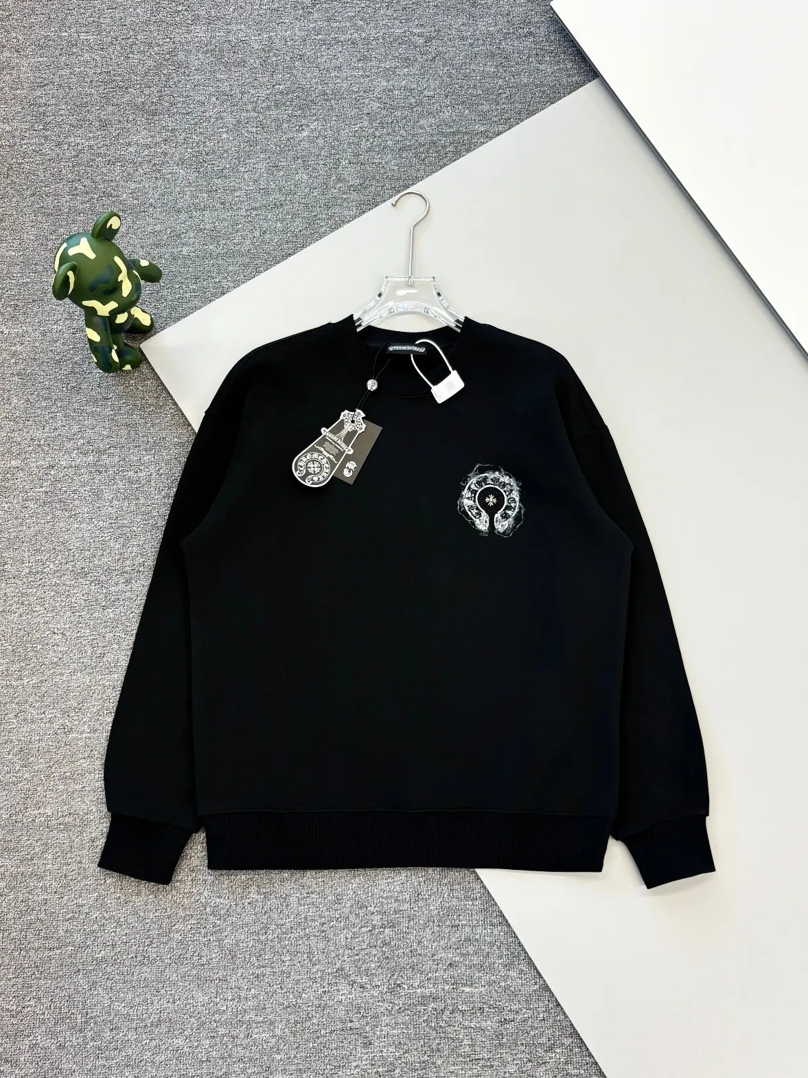 P250 [High Quality] Chrome Hearts Embroidered Horseshoe Rivets🪡+Watermark Letters‼ ️Round neck sweatshirt *Customized 420g terry cotton fabric, soft, skin-friendly and comfortable *Embroidery process: front horseshoe print + rivet embroidery *A very simple and elegant classic continuation. It is unparalleled in terms of upper body comfort, interpreting your luxury and taste, and creating your fashion style and charm. Three complete standards. Same style for men and women. 𝐂𝐎𝐋𝐎𝐔𝐑: Black/White 𝐒𝐈𝐙𝐄: S-XL